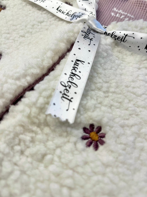 Handmade Teddyweste mit bestickten Blumen – Baby- & Kinderweste