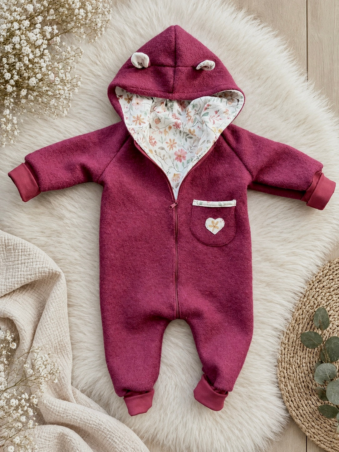Wollwalk Overall aus Schurwolle in dunkelrot – mit Baumwolljersey | Baby Walkanzug mit Kapuze | Handmade Walkoverall