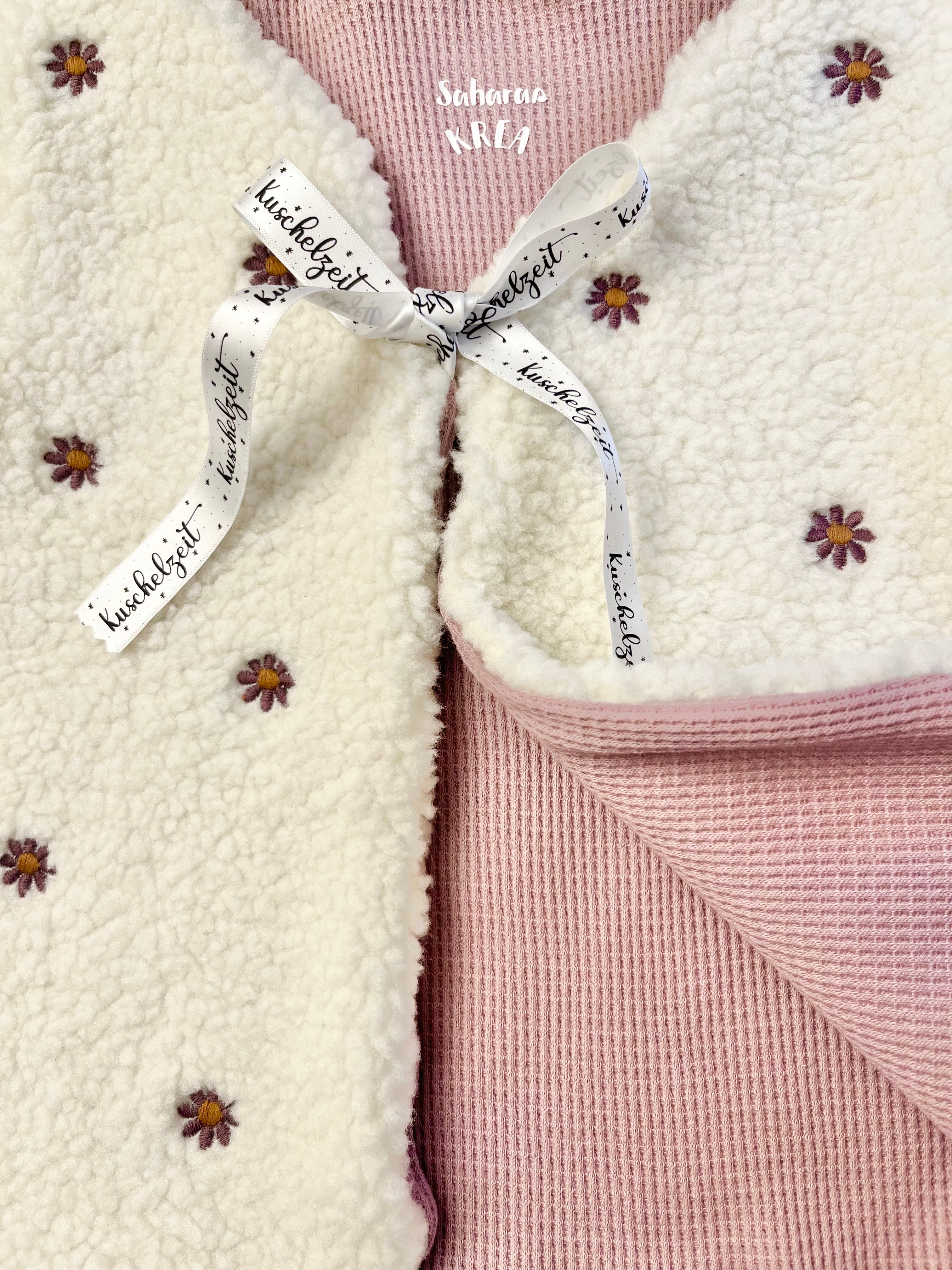 Handmade Teddyweste mit bestickten Blumen – Baby- & Kinderweste mit Baumwolljersey