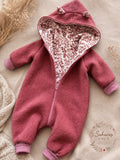 Wollwalk Overall aus Schurwolle in dunkle altrosa – mit Baumwolljersey | Baby Walkanzug mit Kapuze | Handmade Walkoverall