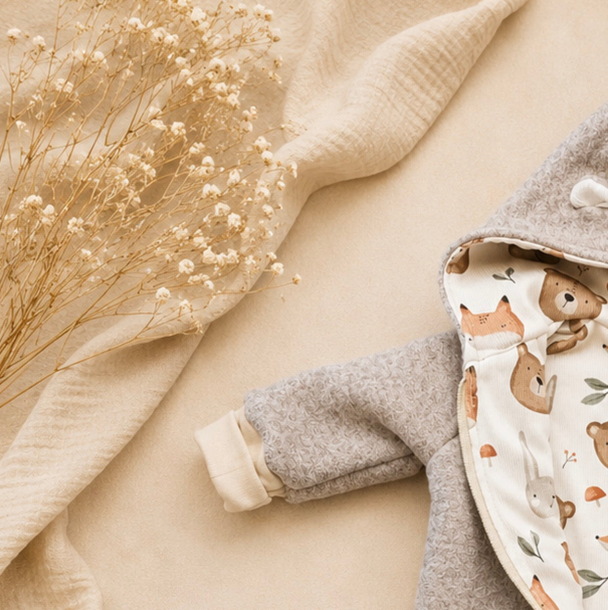 Wollwalk Overall aus Schurwolle in beige meliert – mit Baumwolljersey | Baby Walkanzug mit Kapuze | Handmade Walkoverall | Geschenk zur Geburt