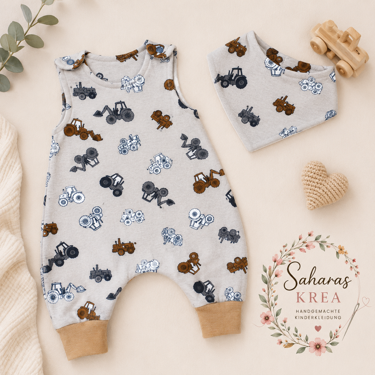 Handmade Traktor-Strampler mit Halstuch in hellgrau – Baby Strampler aus Jersey | Bauernhof Babykleidung