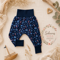 Handmade Pumphose Maritim – Mitwachshose für Babys & Kinder | Marineblau | Saharas Krea