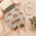 Pumphose Löwe – Handgemachte Mitwachshose für Babys & Kinder | Jersey mit olivgrünen Bündchen