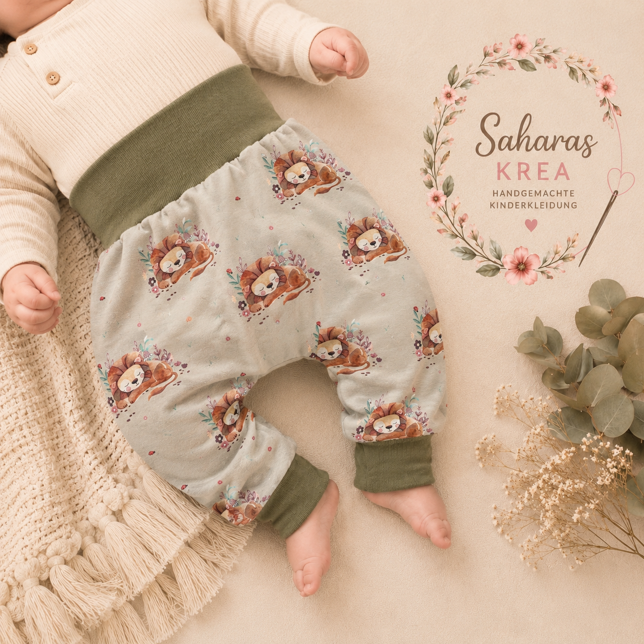Pumphose Löwe – Handgemachte Mitwachshose für Babys & Kinder | Jersey mit olivgrünen Bündchen