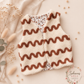 Handmade Teddyweste mit Wellenmuster und Blumen – Kuschelweste für Babys & Kinder