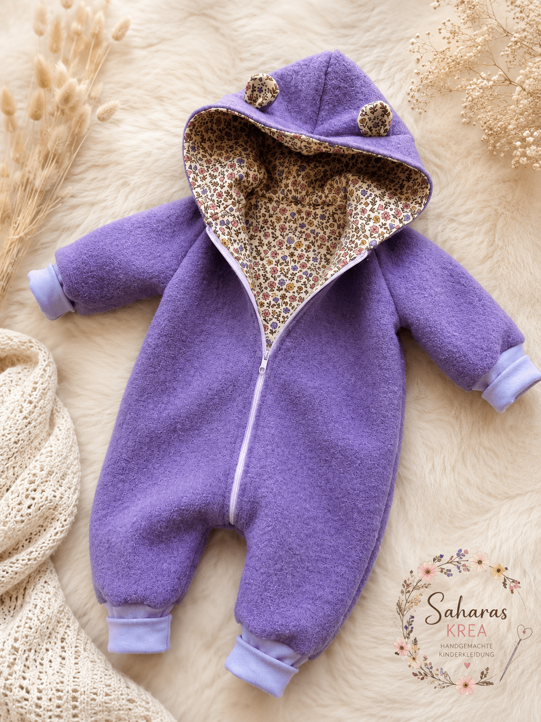 Wollwalk Overall Größe 62/68 aus Schurwolle in lavendel lila – mit Baumwolljersey | Walkoverall Baby Lavendel mit Wildblumen