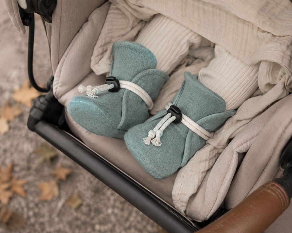 Babyschuhe Wollwalk in dunkelmintgrün - Babysocken aus Schurwolle mit Baumwolljersey als Innenstoff | Walkschuhe