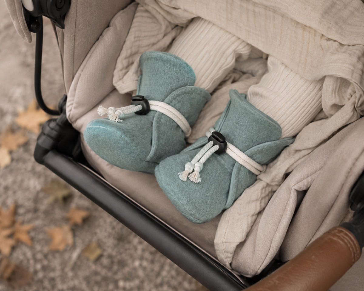 Babyschuhe Wollwalk in dunkelmintgrün - Babysocken aus Schurwolle mit Baumwolljersey als Innenstoff | Walkschuhe