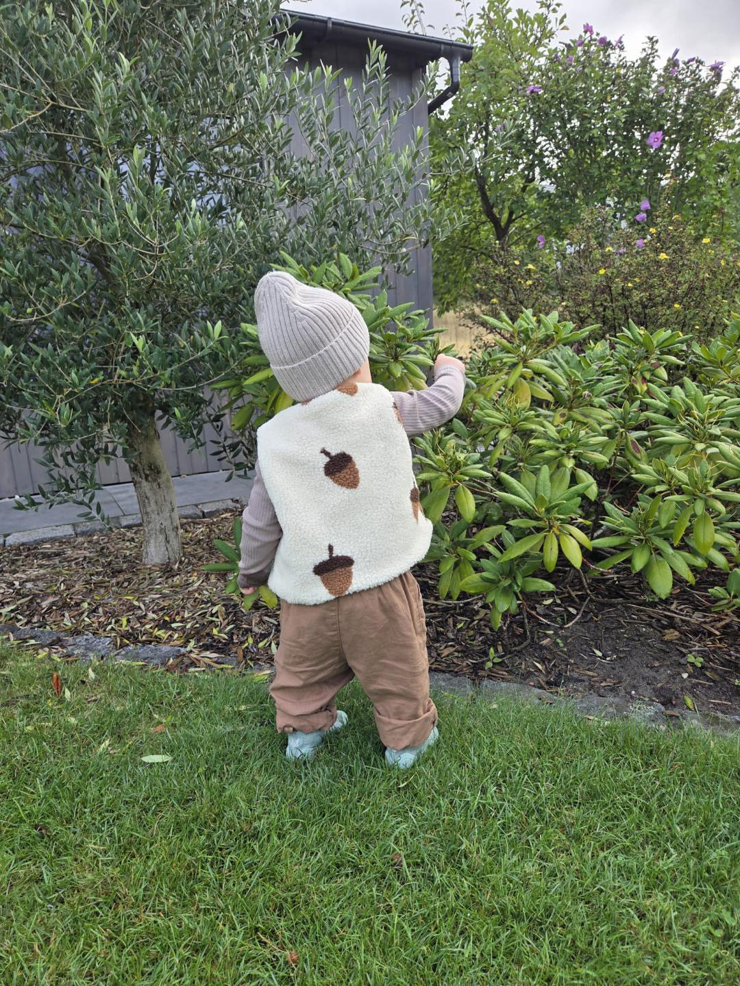 Teddyweste Eicheln Ecru für Babys & Kinder – Teddyweste mit sandfarbenem Jerseyfutter