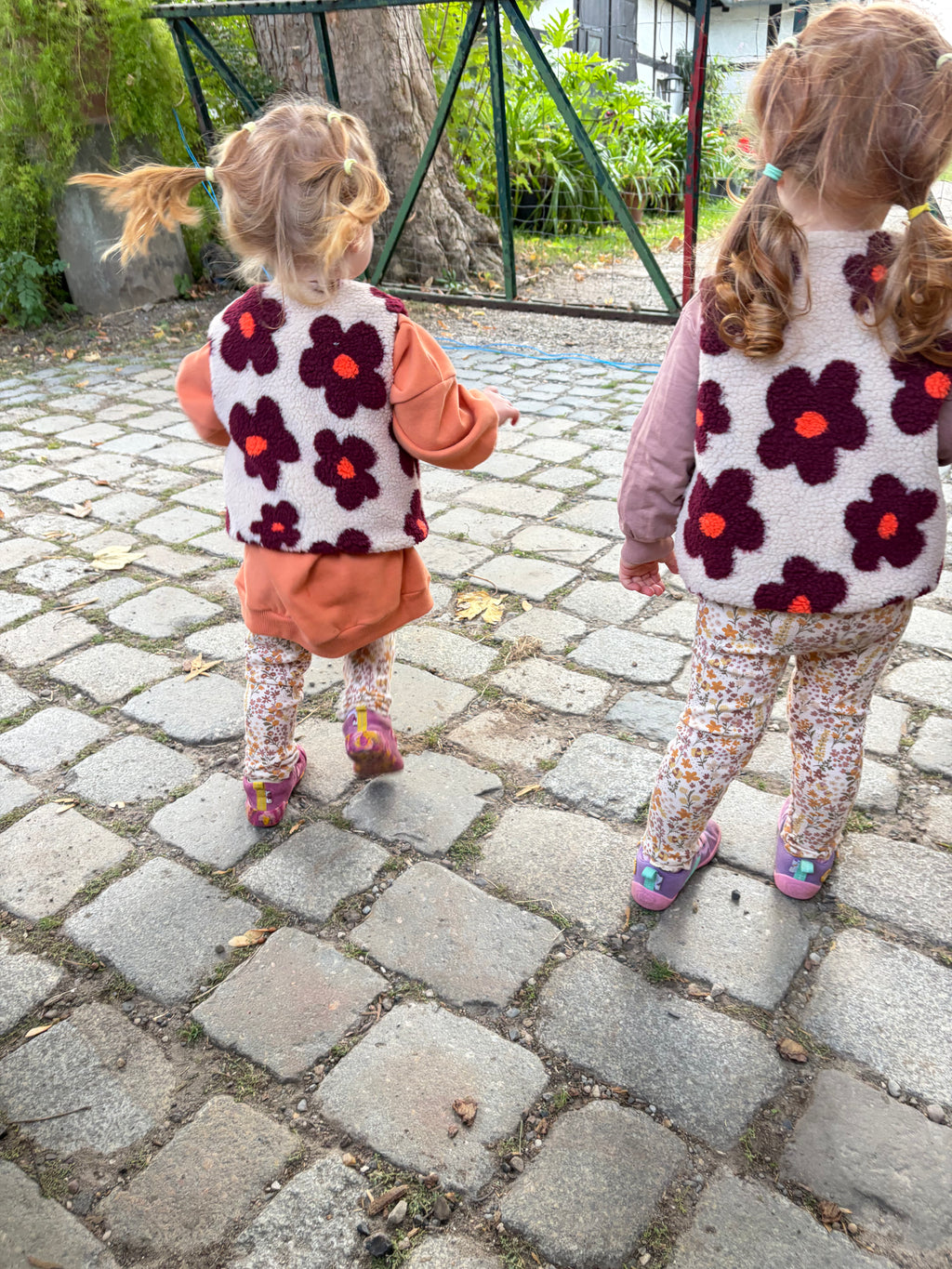 Teddyweste Blumen Weinrot Orange Ecru für Babys & Kinder – Teddyweste mit dunkelroten Baumwolljersey