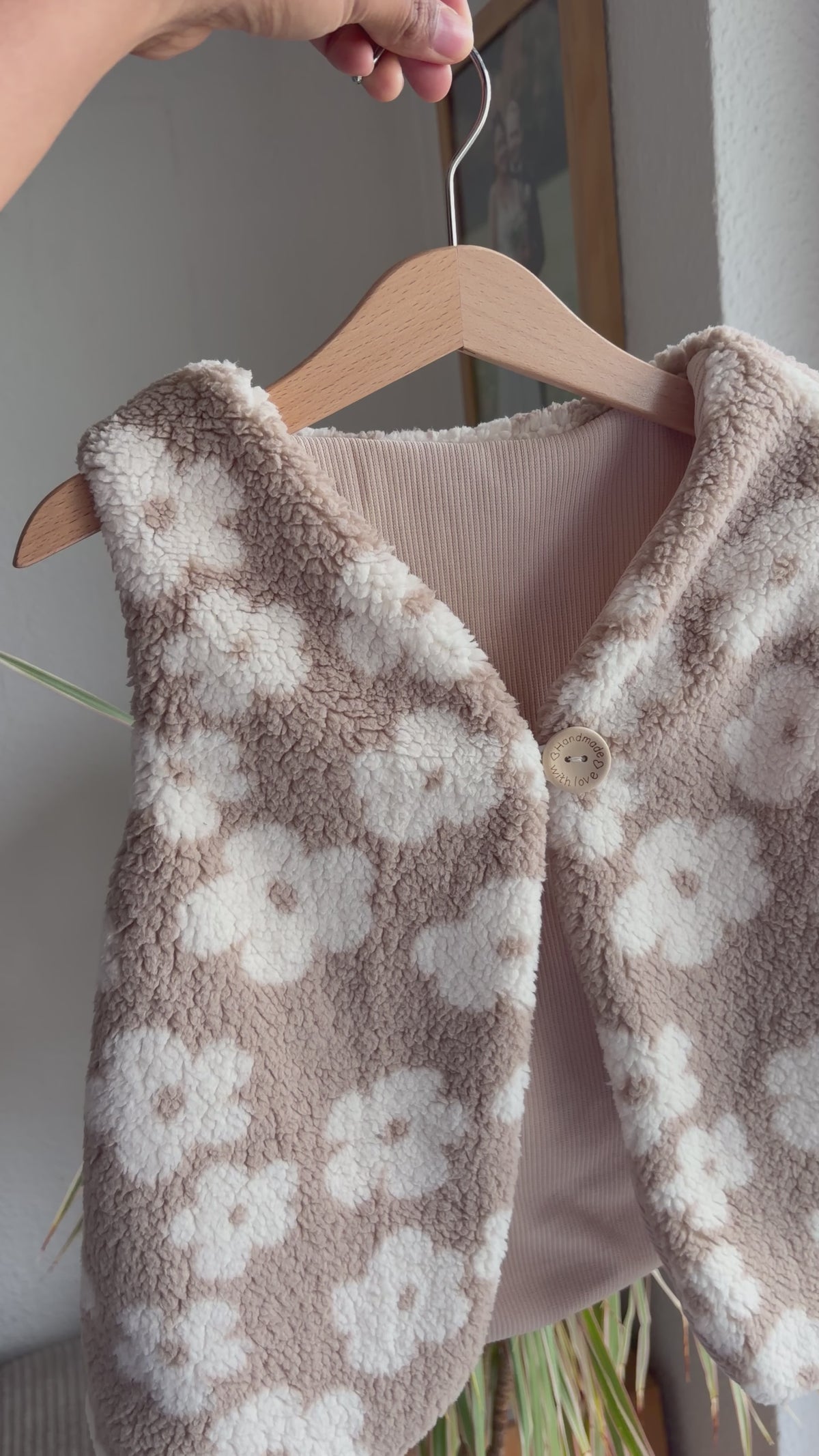 Handmade Teddyweste Blumen Sand – Baby- & Kinderweste mit Baumwolljersey