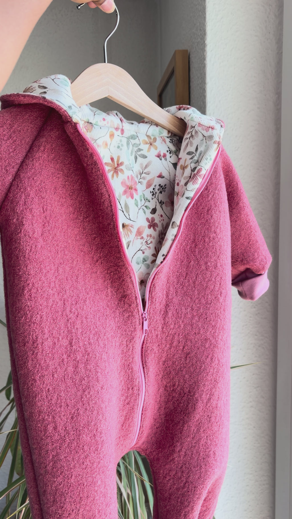Wollwalk Overall aus Schurwolle in dunkle altrosa – mit Baumwolljersey | Baby Walkanzug mit Kapuze | Handmade Walkoverall
