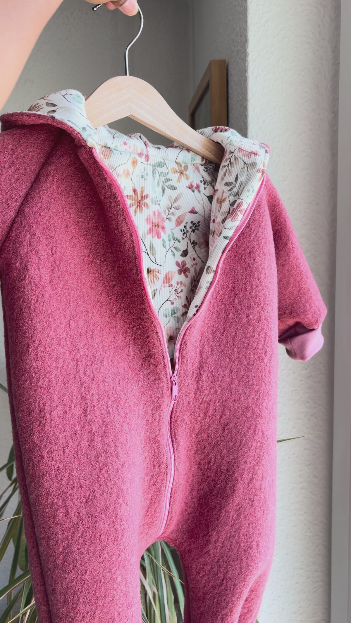 Wollwalk Overall aus Schurwolle in dunkle altrosa – mit Baumwolljersey | Baby Walkanzug mit Kapuze | Handmade Walkoverall