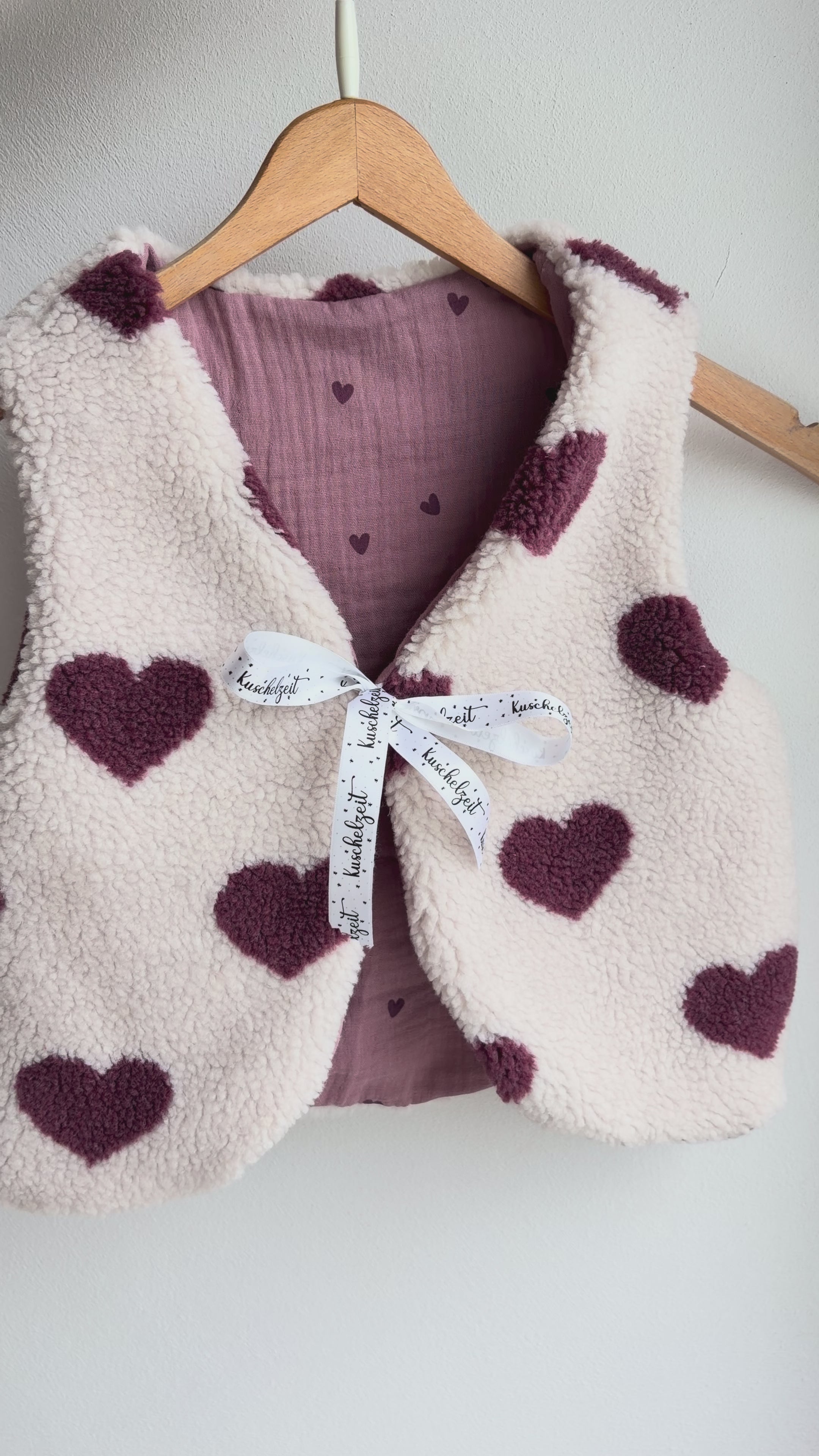 Handmade Teddyweste in Ecru mit Herzen – Musselin gefüttert (100 % Baumwolle) | Kinderweste