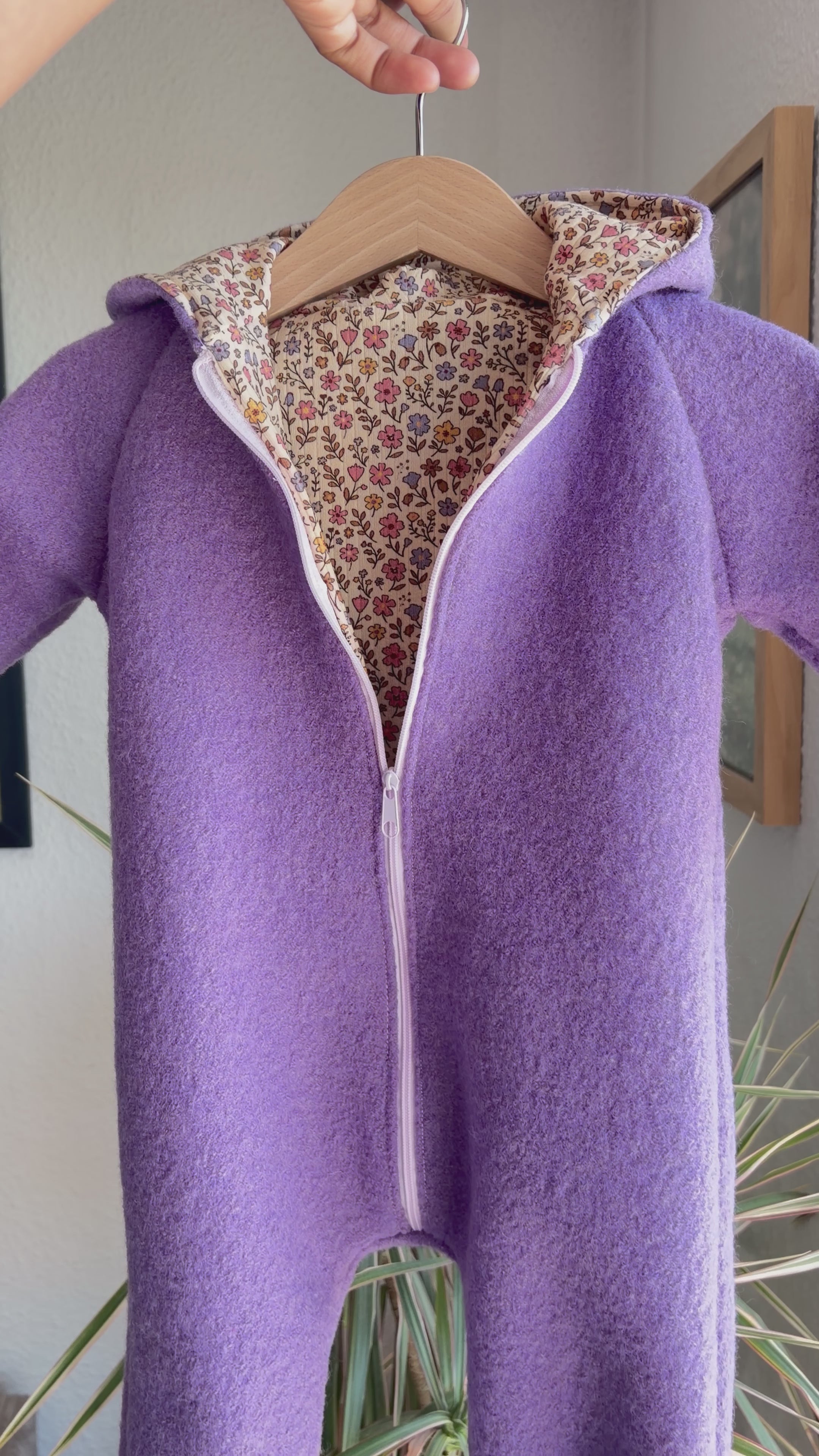 Wollwalk Overall Größe 62/68 aus Schurwolle in lavendel lila – mit Baumwolljersey | Walkoverall Baby Lavendel mit Wildblumen