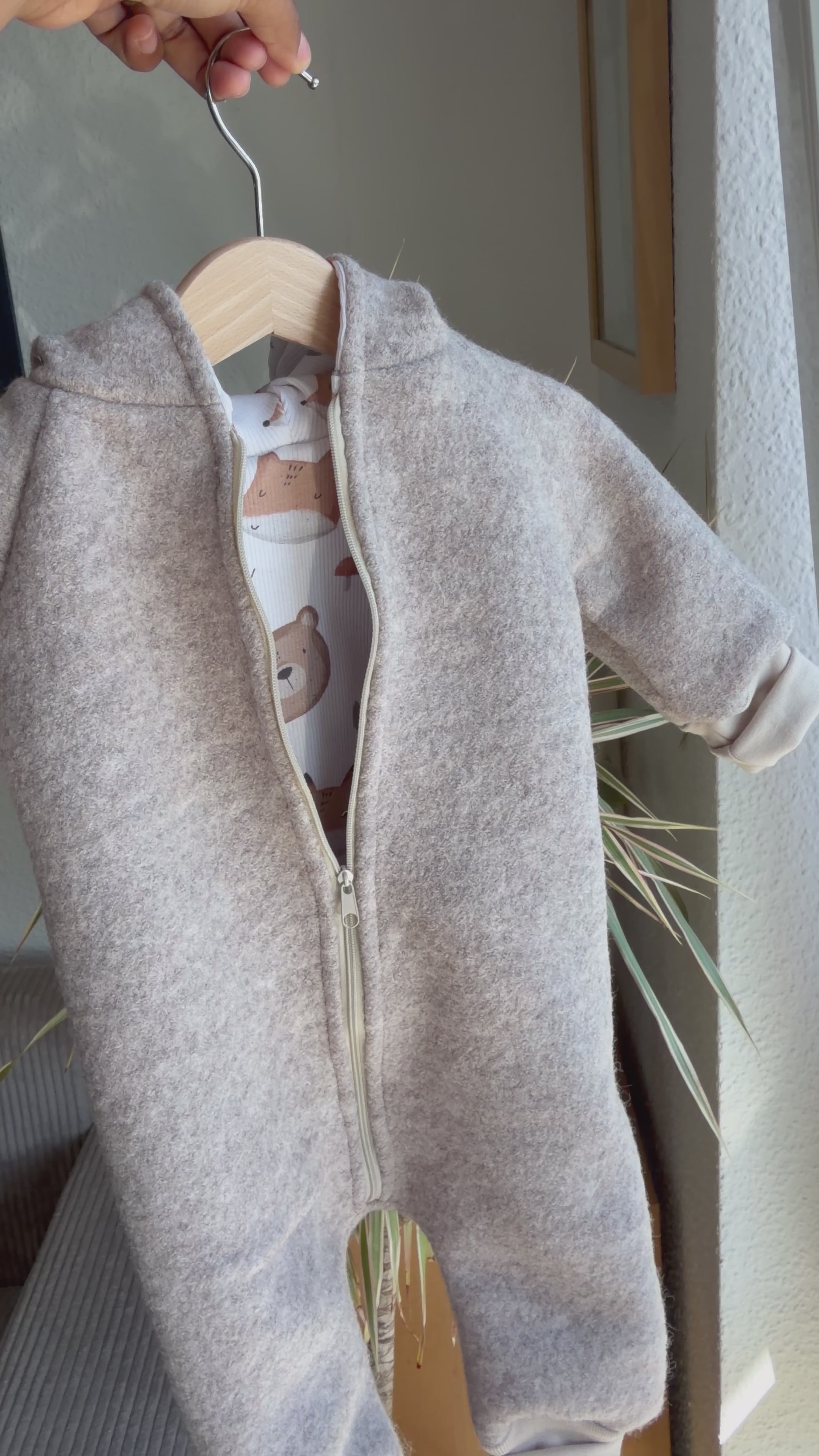 Wollwalk Overall aus Schurwolle in beige meliert – mit Baumwolljersey | Baby Walkanzug mit Kapuze | Handmade Walkoverall | Geschenk zur Geburt