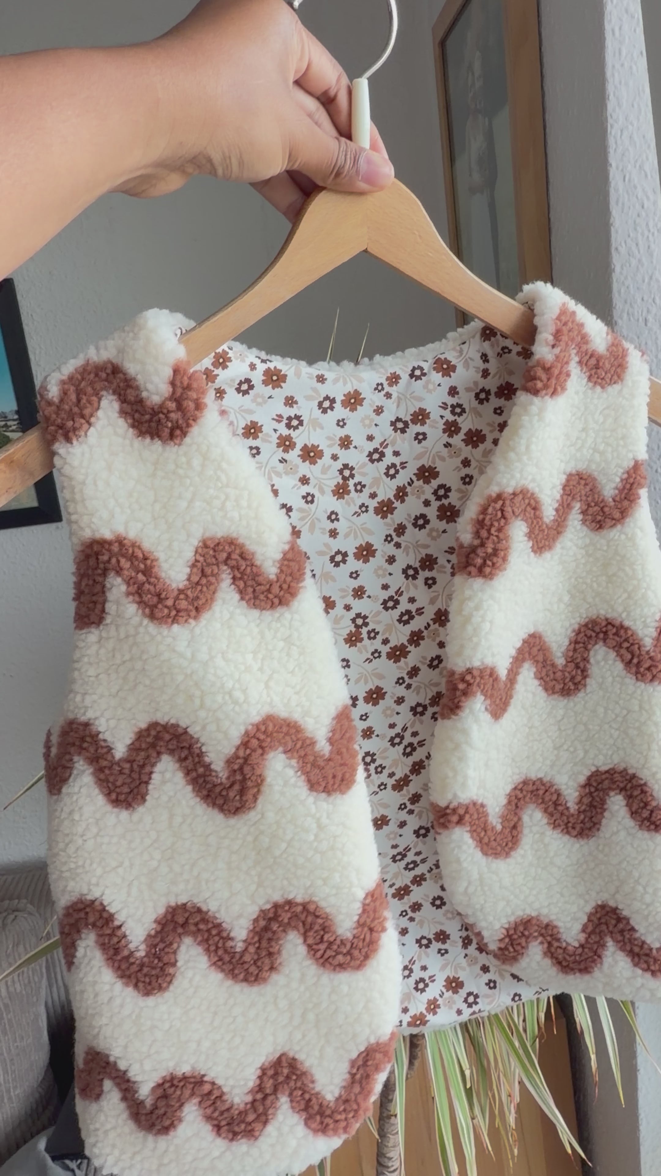 Handmade Teddyweste mit Wellenmuster und Blumen – Kuschelweste für Babys & Kinder