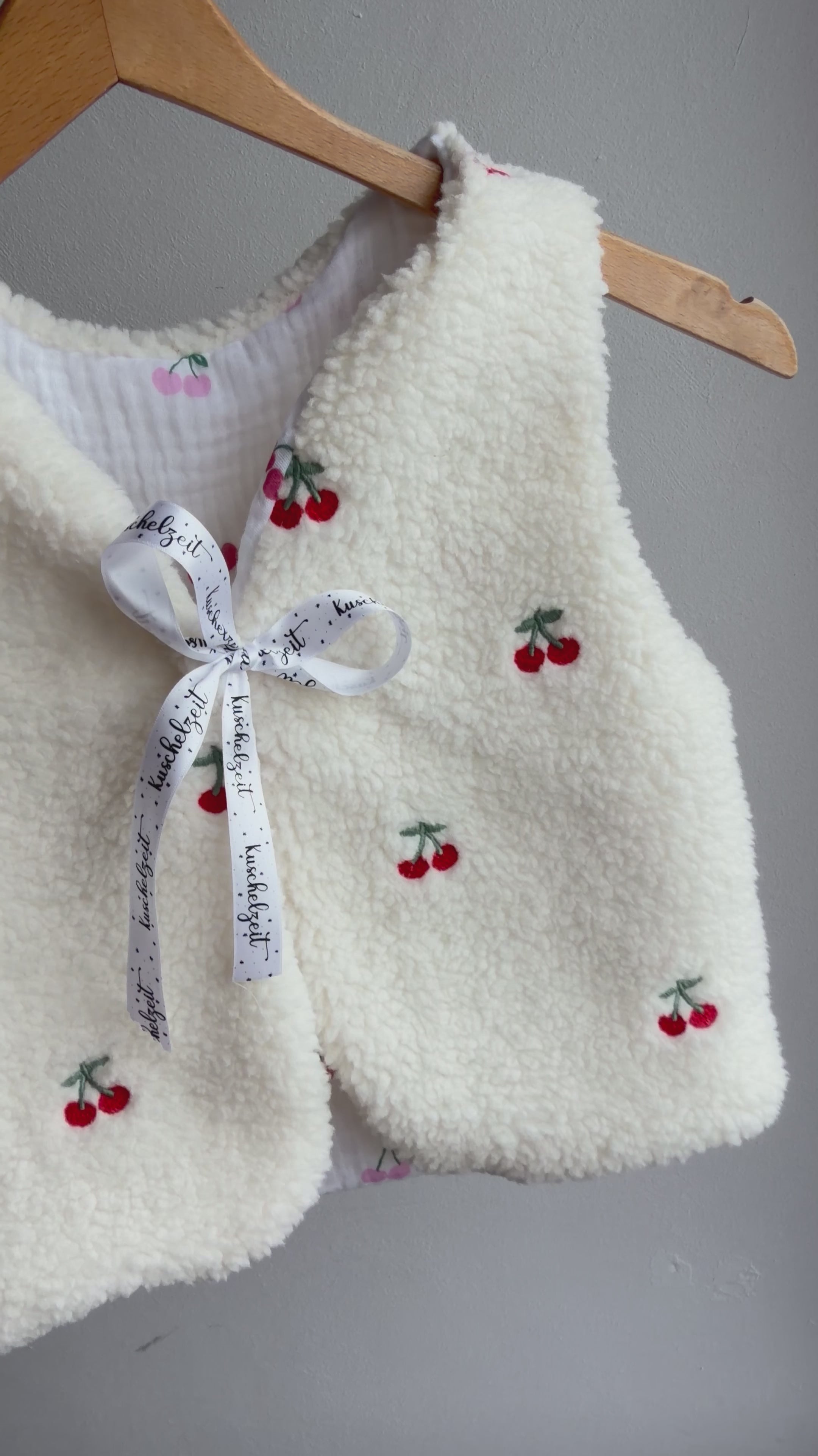 Partnerlook Teddyweste Mama & Kind – Wendeweste mit bestickten Kirschen | Handmade Fotoshooting-Outfit