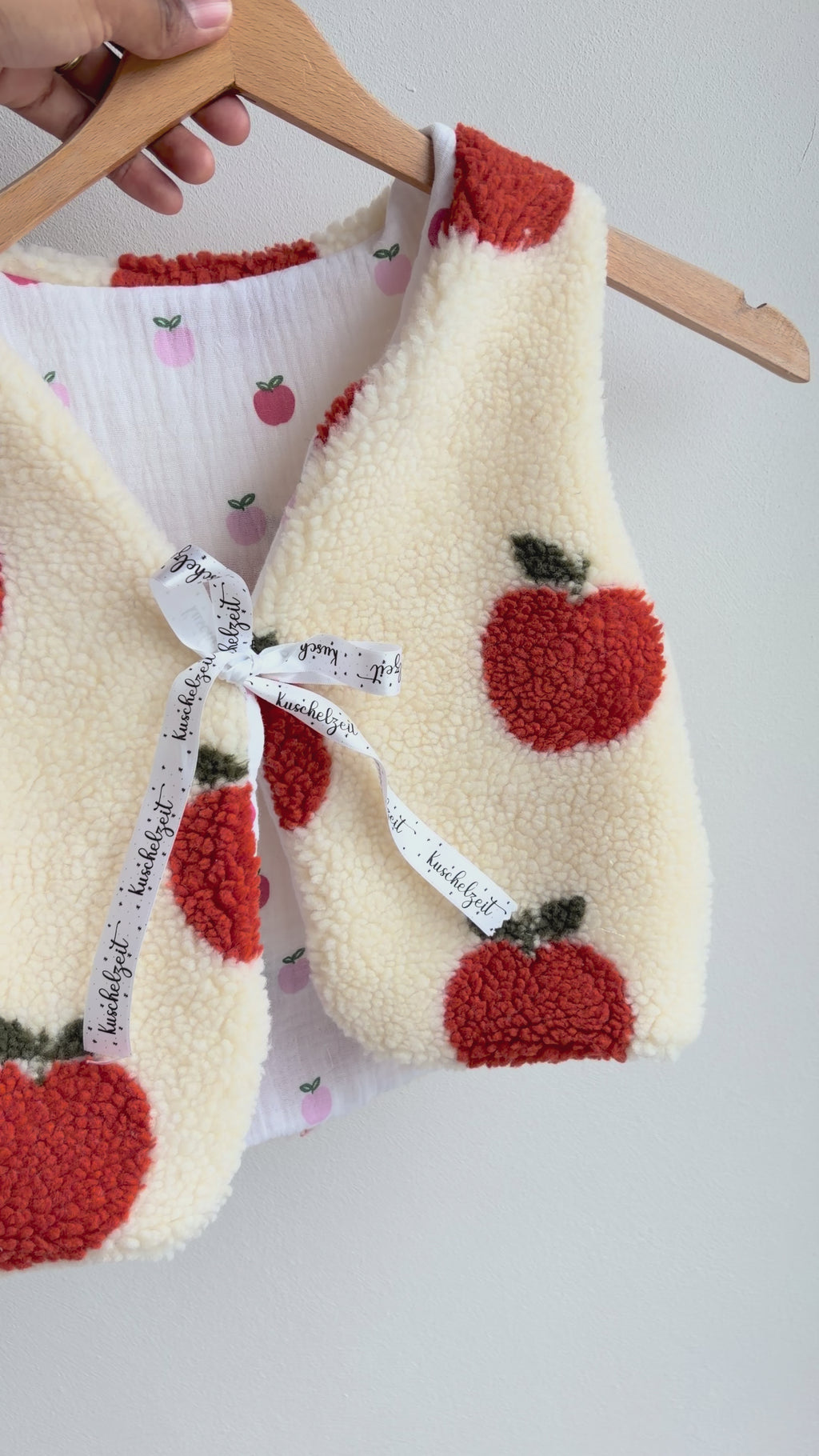 Teddyweste mit Apfelmuster – Handmade Kinderweste aus Teddystoff | Gefüttert mit 100 % Baumwolle