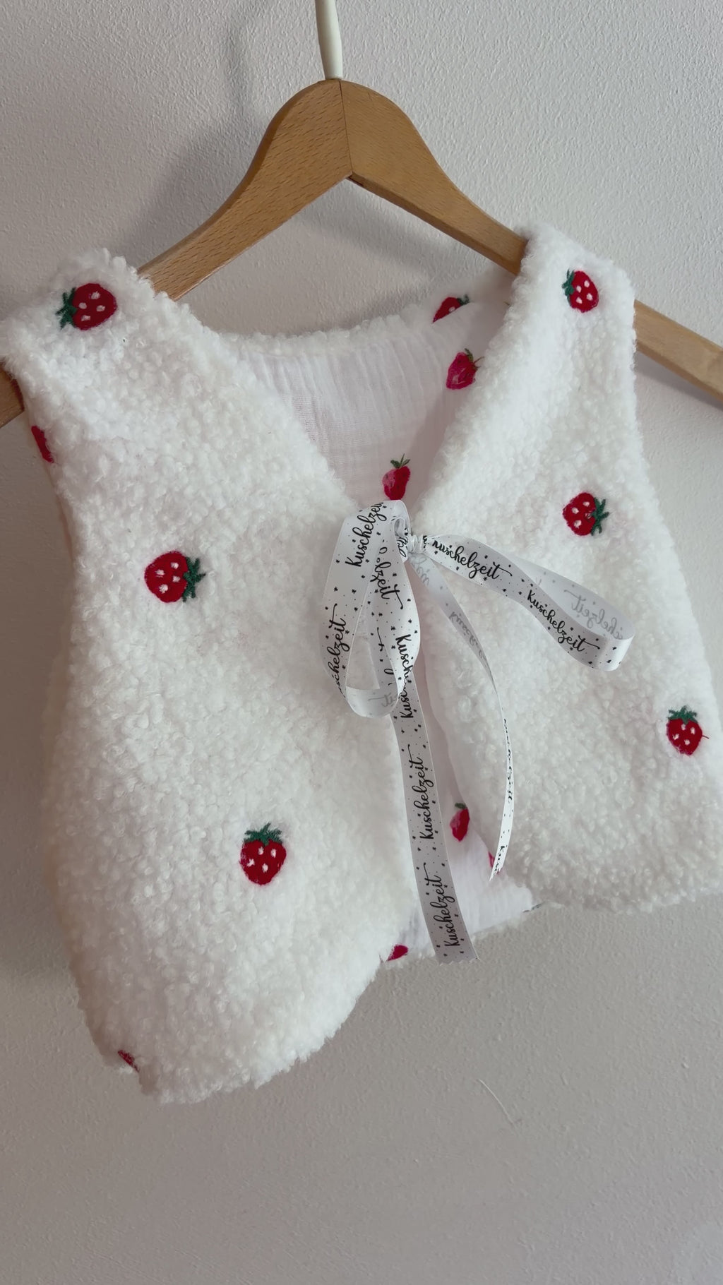 Handmade Teddyweste für Kinder – Erdbeer-Muster