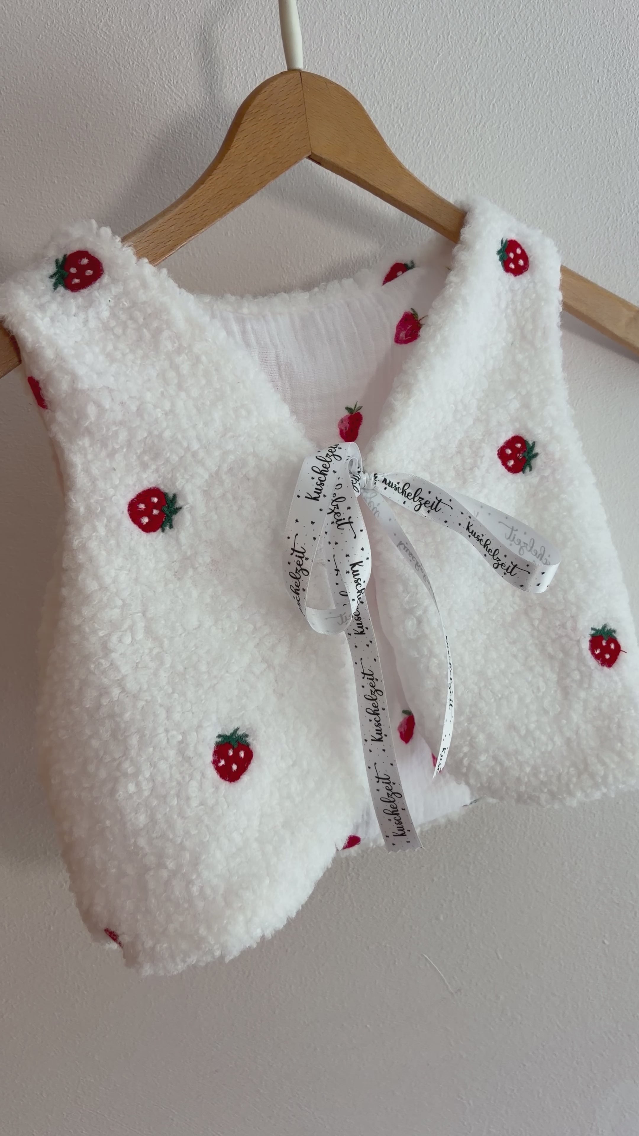 Handmade Teddyweste für Kinder – Erdbeer-Muster