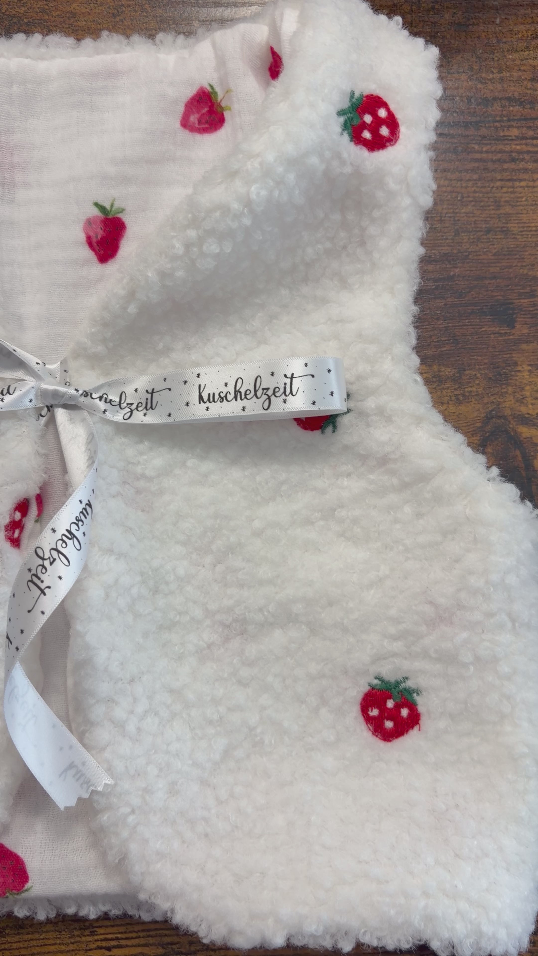 Partnerlook Teddyweste Mama & Kind – Wendeweste mit Erdbeermuster | Handmade Fotoshooting-Outfit