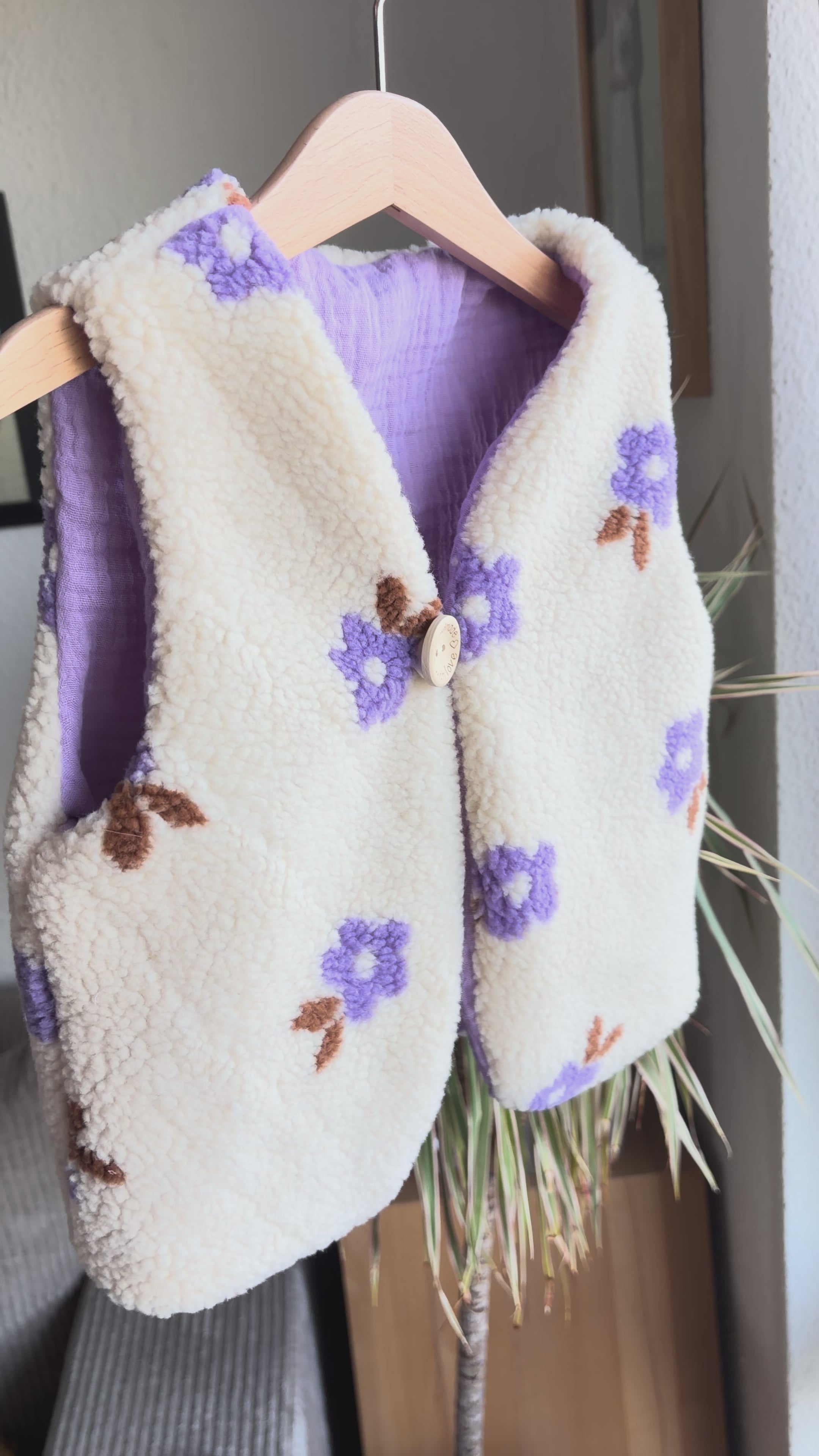 Handmade Teddyweste Blumen Flieder – Kuschelweste für Babys & Kinder mit Musselinfutter