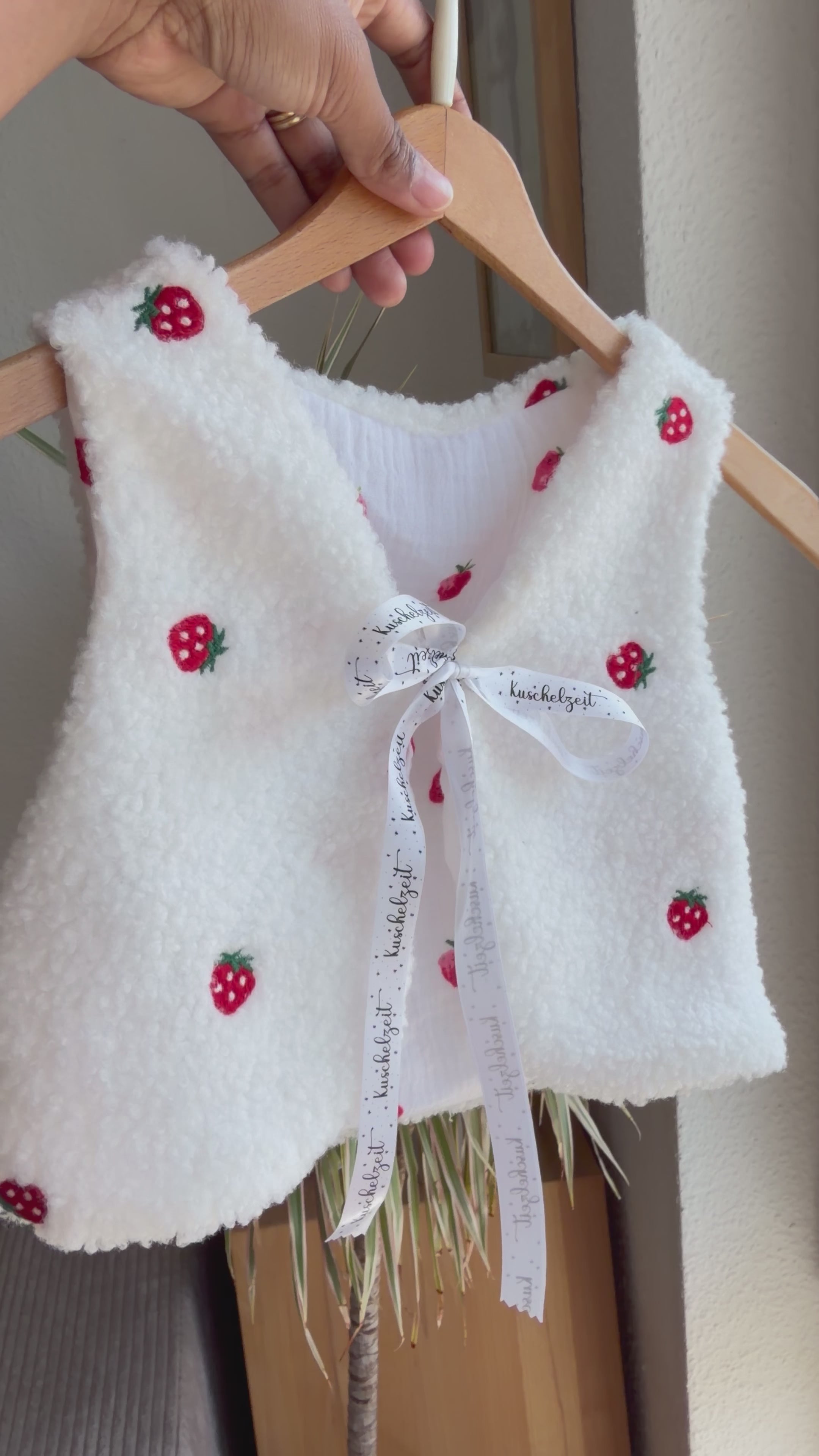 Partnerlook Teddyweste Mama & Kind – Wendeweste mit Erdbeermuster | Handmade Fotoshooting-Outfit