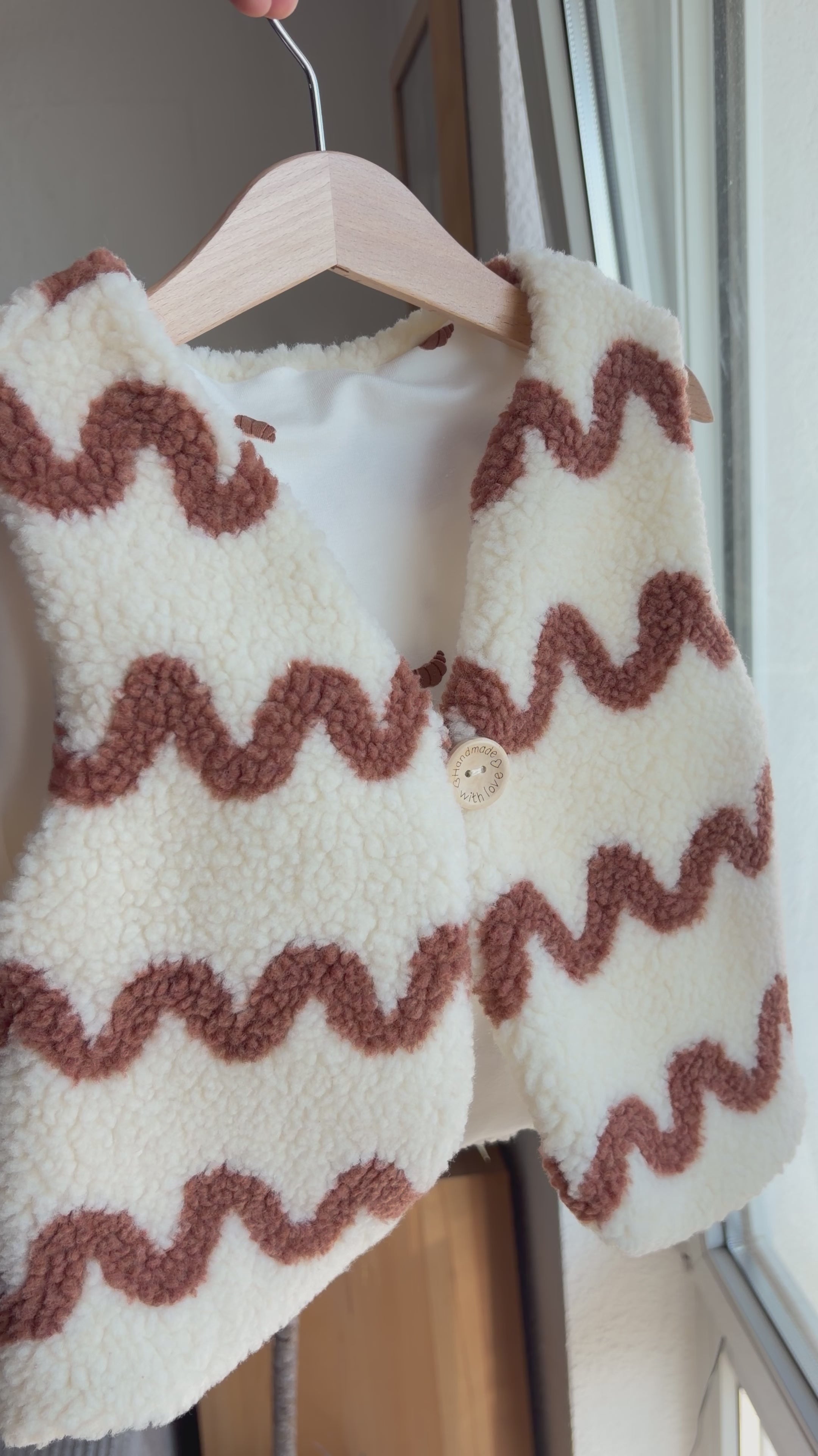 Teddyweste für Babys und Kinder mit Wellen Muster – Wendeweste aus Teddystoff & Baumwolljersey mit Croissant-Muster | Handmade