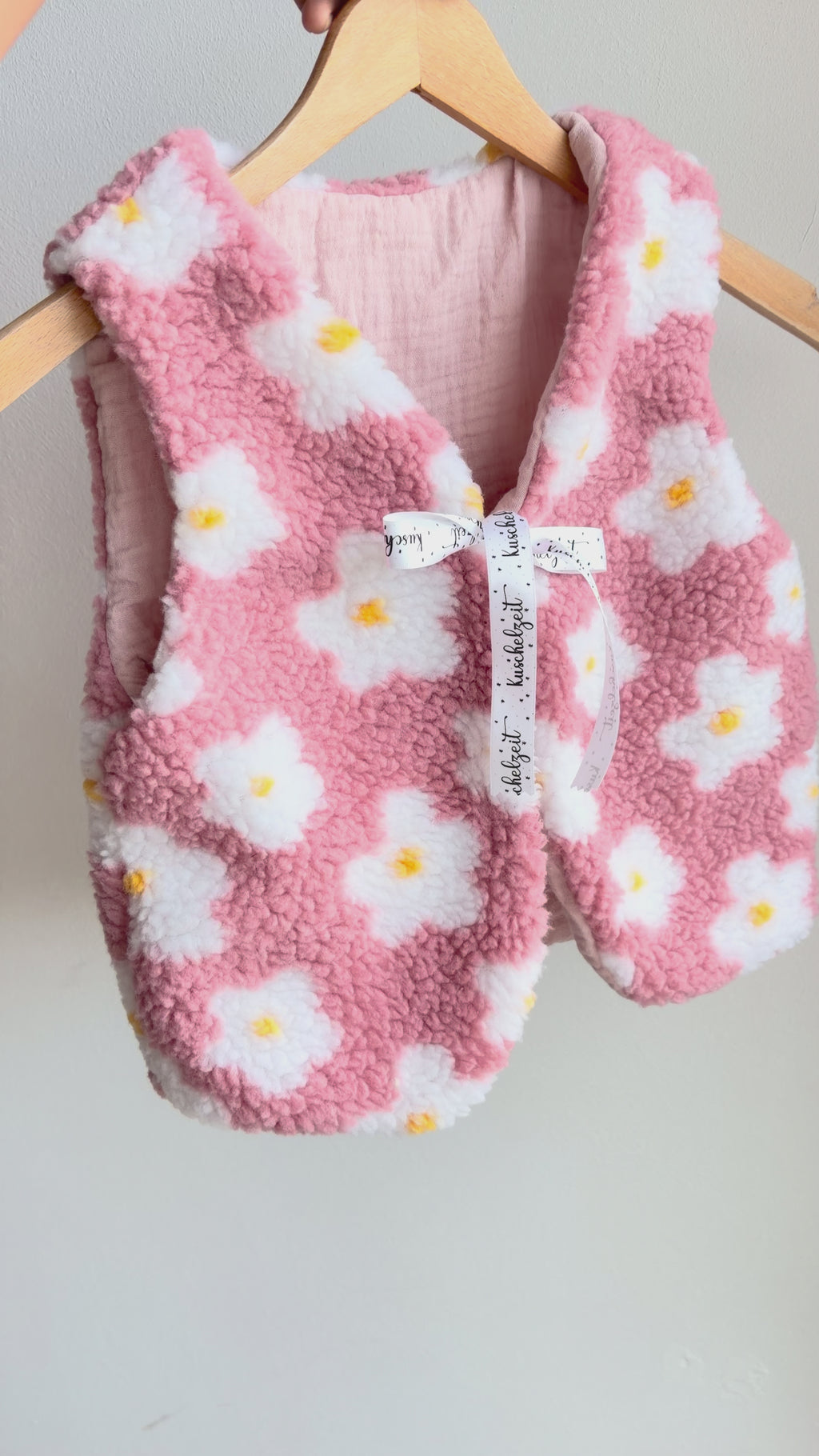 Teddyweste Blumen Rosa für Kinder – Kuschelweste aus Teddystoff | Handmade Unikat