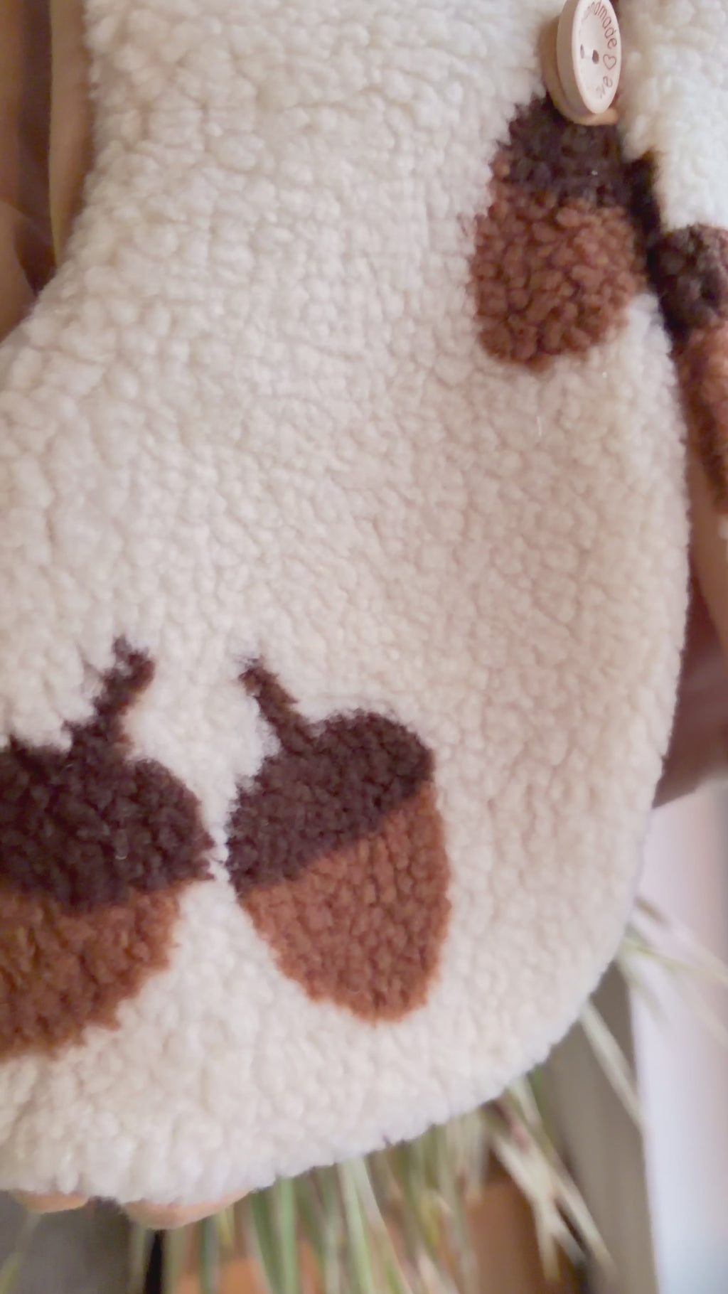 Teddyweste Eicheln Ecru für Babys & Kinder – Teddyweste mit sandfarbenem Jerseyfutter