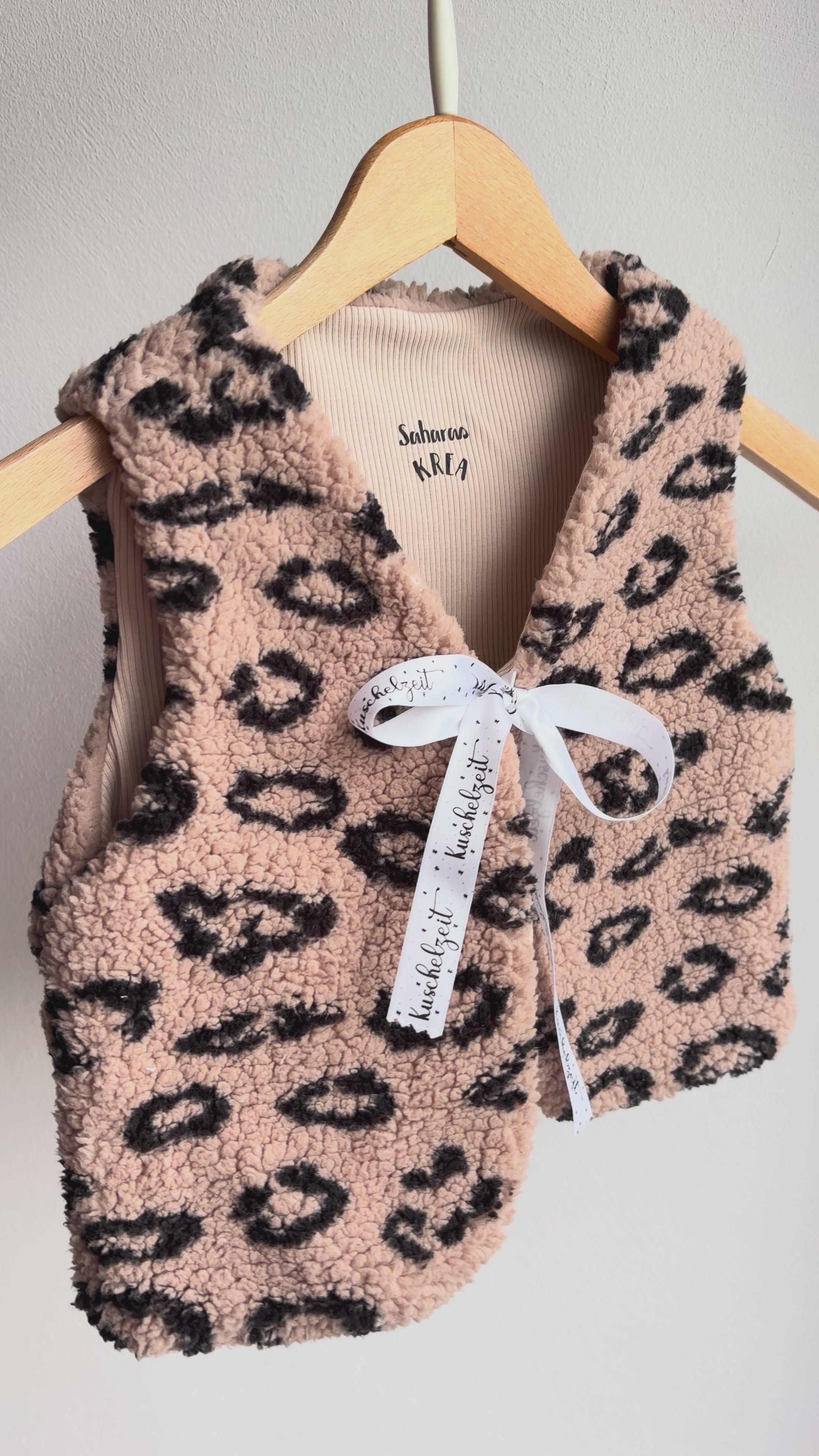 Handmade Teddyweste Leo Hellbraun – Baby- & Kinderweste mit weichem Baumwolljersey für Mädchen
